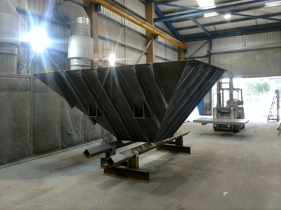 The hopper itself has sloping faces lined with 10mm ‘perplas’ low friction liners and an approximate volume of 14m³